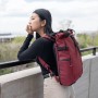 indossata 1 - WANDRD PRVKE 15L Rhone Burgundy V4 Zaino Fotografico con Imbottitura Inclusa