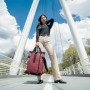 indossata 2 - WANDRD PRVKE 15L Rhone Burgundy V4 Zaino Fotografico con Imbottitura Inclusa