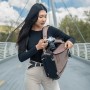 indossata 2 - WANDRD PRVKE 15L Atacama Clay V4 Zaino Fotografico con Imbottitura Inclusa